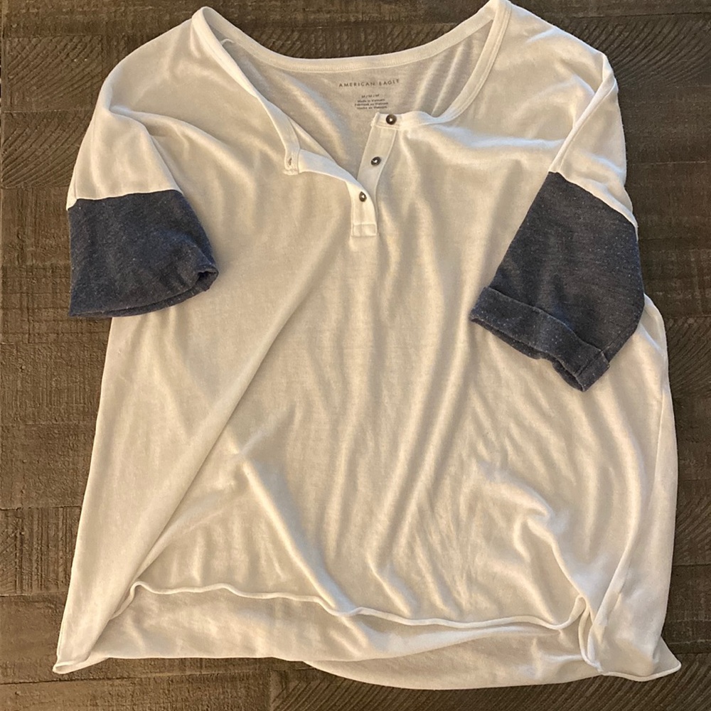 Comfy over sized baseball tee from American eagle in good condition!